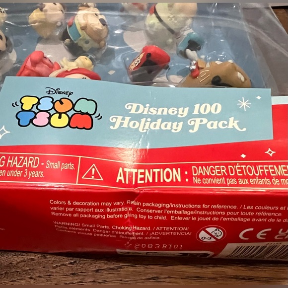 Tsum Tsum Disney100 Retro Reimagined Holiday Pack 18 Figures with Accessories - Picture 7 of 8